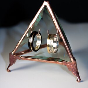 Wedding Engagement Memorial Ring DOUBLE Hook Heart Pyramid Jewelry Display Case