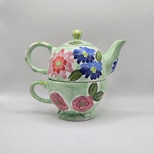 Vintage Hand-Painted Floral Ceramic Tea-For-One Set – Pastel Green with Bold Blossoms