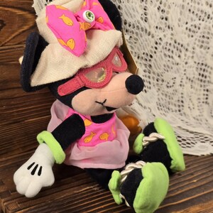 Minnie Mouse Bean Bag Plush - August Peridot Birthstone - Vintage Disney Stuffed Toy with Tags immagine 8