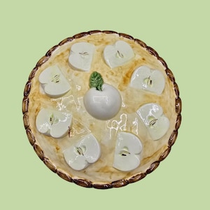 Vintage Hand Painted Ceramic Apple Pie Keeper - 10&quot; Pie Plate with Lid - Rustic Farmhouse Kitchen Decor