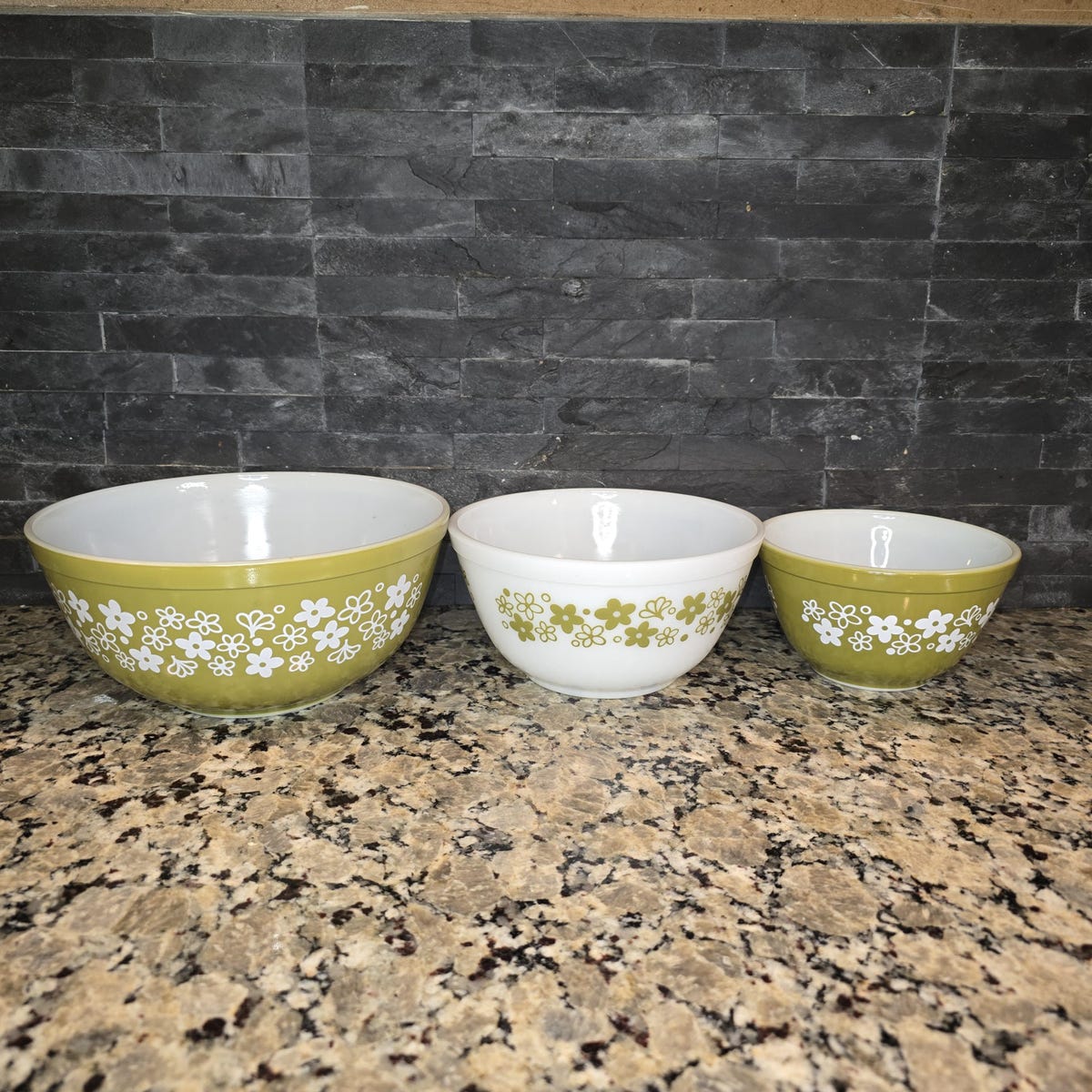 Pyrex Spring Blossom Green Mixing Bowl Set - Vintage 1970s Crazy Daisy Pattern - Set of 3 (401, 402, 403) - 750 mL, 1.5 quart, 2.5 quart