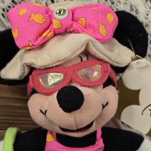 Minnie Mouse Bean Bag Plush - August Peridot Birthstone - Vintage Disney Stuffed Toy with Tags immagine 2
