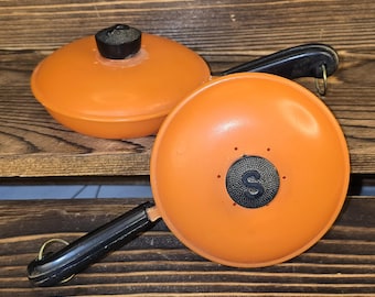 Vintage 1960s Plastic Frying Pan Salt & Pepper Shakers