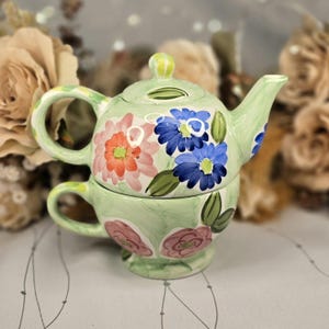 Vintage Hand-Painted Floral Ceramic Tea-For-One Set – Pastel Green with Bold Blossoms