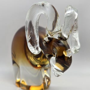 Pisapapeles con forma de carnero y cabra montesa de vidrio soplado a mano, de color ámbar dorado y amarillo pesado, objeto de arte