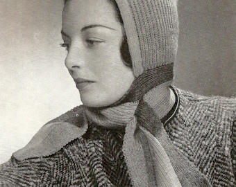 Peut inclure: Une photo en noir et blanc d'une femme portant un bonnet et une écharpe tricotés. Le bonnet est de style à capuche avec une couronne pointue et l'écharpe est nouée en un nœud lâche au cou.