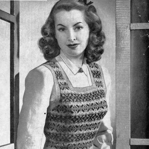 Op de afbeelding: Zwart-witfoto van een vrouw die een wit shirt en een Fair Isle gebreide vest draagt. Het vest heeft een geometrisch patroon in grijstinten en wit. De tekst op de pagina luidt "BESTWAY LEAFLET 3d 1632 FAIR ISLE PULLOVER 2 ozs. OF MAIN COLOUR AND ODDMENTS (3-ply)"
