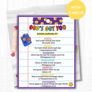Puede incluir: Una tarjeta rectangular con fondo de papel rayado titulada GOD'S GOT YOU SCHOOL SURVIVAL KIT. Enumera artículos como lápiz, borrador, starburst, resaltador, smarties, clips y menta junto con versículos religiosos y gráficos de caras sonrientes.