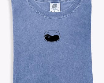 Gestickte flüssige Katze Komfort Farben T-Shirt Minimale schwarze Katze Brust Stickerei T-Shirt Katzen-Liebhaber-Shirt Weihnachtsgeschenk für Katzenmamma