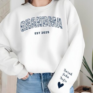 Personalized Grandma Sweatshirt Custom Year & Names Women&#39;s Crewneck Family Sleeve Gift Grandma Birthday Grandmother To Be Mother&#39;s Day