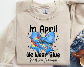 W kwietniu nosimy niebieską bluzę z nadrukiem „Autism Awareness Coquette Shirt” z kokardą dla mamy autystycznej, koszulką „Autism Advocate Tee” z napisem „Special Education Neurodiversity”