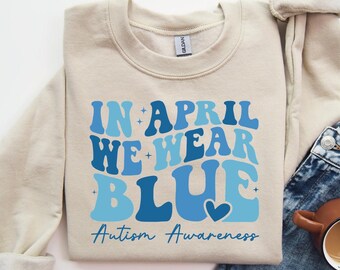 W kwietniu nosimy niebieską bluzę z nadrukiem „Autism Awareness Coquette Shirt” z kokardą dla mamy autystycznej, koszulką „Autism Advocate Tee” z napisem „Special Education Neurodiversity”