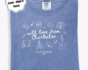 Könnte beinhalten: Ein blaues Comfort Colors T-Shirt mit Rundhalsausschnitt, mit weißen Strichzeichnungen und dem Text "with love from Charleston". Das Design enthält Symbole und den Text "Sarah's Bachelorette 2825."