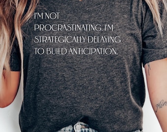 Prokrastinering Unisex T-shirt Strategiskt fördröjande Rolig T-shirt Minimalistisk Typografi T-shirt Kvik Snygg Gåva För Avslappnade Personligheter Topp