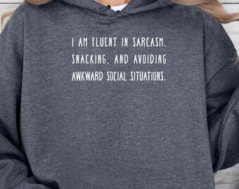 Bluza z kapturem unisex Fluent In Sarcasm Zabawna typografia Minimalistyczny styl Przytulna odzież uliczna Odważna idealna dla dowcipnych miłośników przekąsek