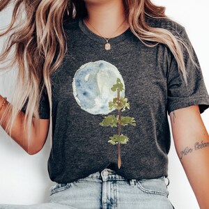 Camiseta con luna y árbol, camiseta de naturaleza, camiseta gráfica de pino, camiseta de acuarela, camiseta unisex para actividades al aire libre, regalo navideño, camiseta minimalista para él o ella imagen 3