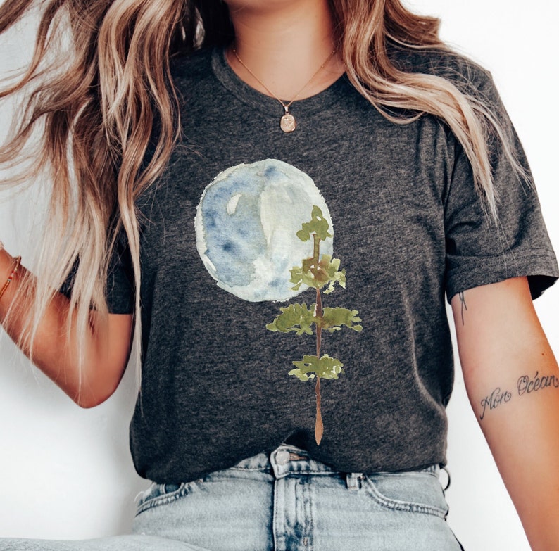 Camiseta con luna y árbol, camiseta de naturaleza, camiseta gráfica de pino, camiseta de acuarela, camiseta unisex para actividades al aire libre, regalo navideño, camiseta minimalista para él o ella imagen 3