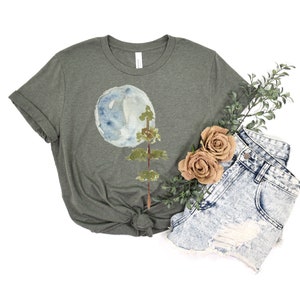 Camiseta con luna y árbol, camiseta de naturaleza, camiseta gráfica de pino, camiseta de acuarela, camiseta unisex para actividades al aire libre, regalo navideño, camiseta minimalista para él o ella imagen 6