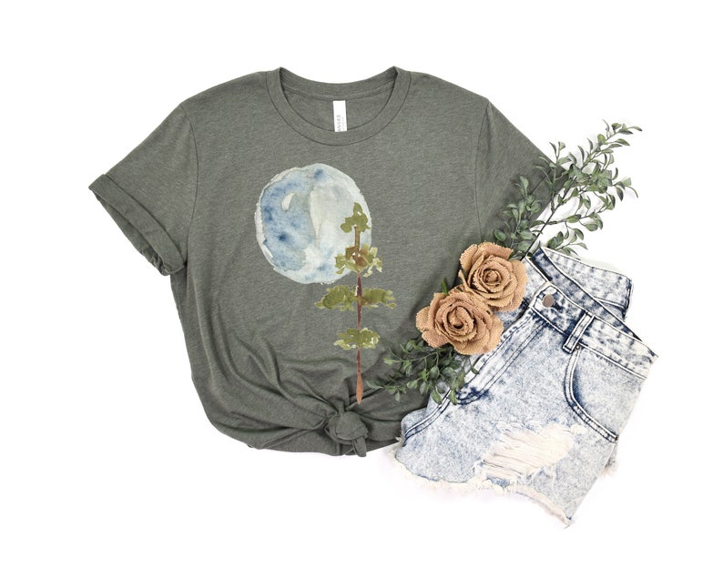 Camiseta con luna y árbol, camiseta de naturaleza, camiseta gráfica de pino, camiseta de acuarela, camiseta unisex para actividades al aire libre, regalo navideño, camiseta minimalista para él o ella imagen 6