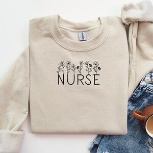 Floral Krankenschwester Shirt Neue Krankenschwester Geschenk Krankenschwester Wertschätzung Krankenschwester Schüler T-Shirt Registered Nurse Sweatshirt Nursing Schule Pullover Floral Nurse Shirt