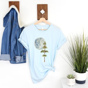 Camiseta con luna y árbol, camiseta de naturaleza, camiseta gráfica de pino, camiseta de acuarela, camiseta unisex para actividades al aire libre, regalo navideño, camiseta minimalista para él o ella imagen 4
