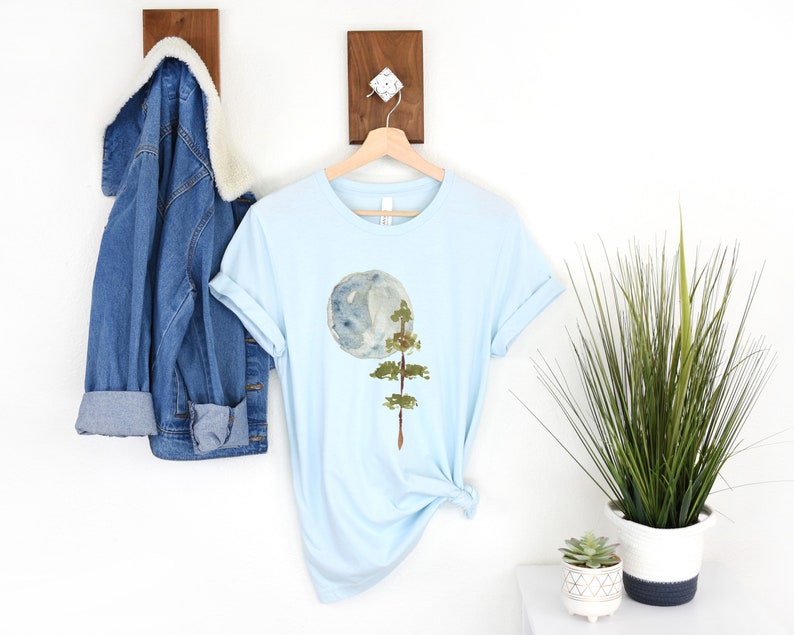 Camiseta con luna y árbol, camiseta de naturaleza, camiseta gráfica de pino, camiseta de acuarela, camiseta unisex para actividades al aire libre, regalo navideño, camiseta minimalista para él o ella imagen 4