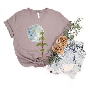 Camiseta con luna y árbol, camiseta de naturaleza, camiseta gráfica de pino, camiseta de acuarela, camiseta unisex para actividades al aire libre, regalo navideño, camiseta minimalista para él o ella imagen 8