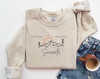 Sudadera "Forever Chasing Sunsets" (Persiguiendo atardeceres para siempre) Suéter de atardecer en la montaña Regalo para amantes de la naturaleza Estilo boho minimalista Cuello redondo Gráfico Ropa para exteriores Camping