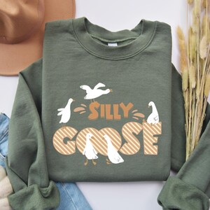 Felpa con stampa oca Silly Goose Maglione con grafica oca Maglione girocollo con oca carina Maglione stile groovy Maglione oca divertente Maglione retrò con uccello Maglione con stampa animalier