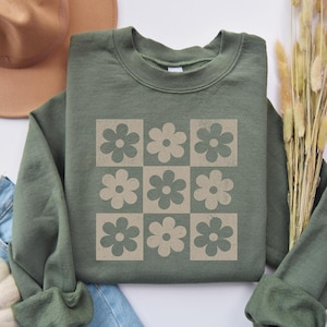 Checkered Daisy Sweatshirt Floral Sweater Retro Vintage Flower Graphic Crewneck For Her Holidays Gift For Women&#39;s Crewneck Boho Trendy Shirt