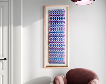 Rosa, azul y amarillo – Arte textil de seda tejido a mano y sostenible enmarcado