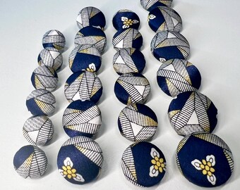 Botones de corbata de seda reciclada: Juego de 6 unidades con cubierta de tela geométrica azul marino y amarillo.