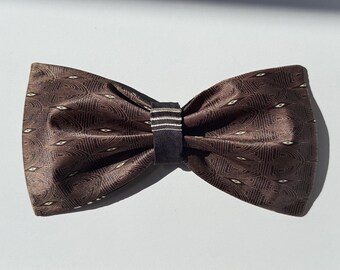 Pajarita reversible de seda, seda vintage reciclada, accesorio acoplable, diseño sostenible hecho a mano.