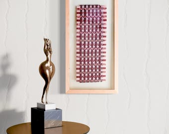 Rosa y rojo – Arte textil de seda tejido a mano y sostenible enmarcado