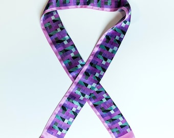 Bufanda de cinta de satén de seda 100%, diseño textil abstracto, bordes acabados a mano (5 x 100 cm)