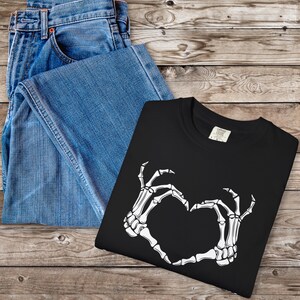 T-shirt coeur squelette mains : t-shirt graphique romantique gothique fantasmagorique