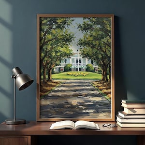 Pode incluir: Pintura a óleo emoldurada que retrata um caminho ladeado por árvores que leva a um edifício branco. A obra de arte está sobre uma secretária de madeira escura, com uma lâmpada de secretária, livros e óculos. Paleta de verdes, castanhos e brancos.