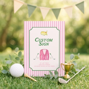 Puede incluir: Un letrero personalizado con un fondo a rayas rosas y blancas, un borde verde e ilustraciones con tem&aacute;tica de golf. El letrero presenta una chaqueta rosa, palos de golf y el texto "CUSTOM SIGN". Una pelota de golf, un tee y un trofeo est&aacute;n en primer plano.