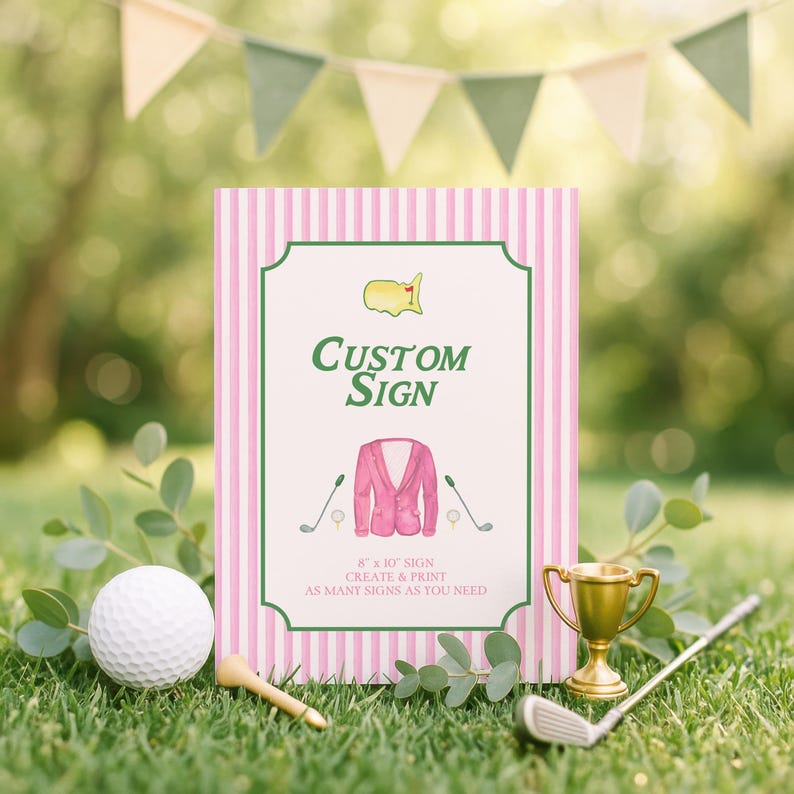 Puede incluir: Un letrero personalizado con un fondo a rayas rosas y blancas, un borde verde e ilustraciones con tem&aacute;tica de golf. El letrero presenta una chaqueta rosa, palos de golf y el texto "CUSTOM SIGN". Una pelota de golf, un tee y un trofeo est&aacute;n en primer plano.