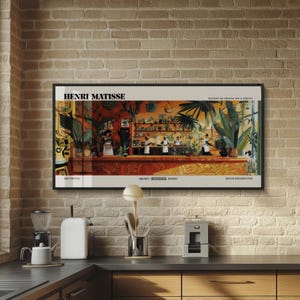 Könnte beinhalten: Eine farbenfrohe Illustration eines Café-Innenraums mit einem Schild, auf dem "Henri Matisse" und "Geschichte der französischen Kunst und des Designs" steht. Das Café ist mit Pflanzen und Menschen gefüllt. Der Text "Art Poster" befindet sich unten links im Bild.