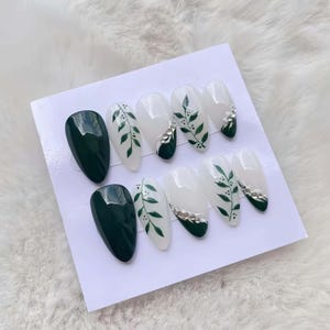 Ongles exotiques vert foncé, Ongles gothiques, Nail art 3D, Ongles scintillants, Ongles fantaisie, Ongles exotiques