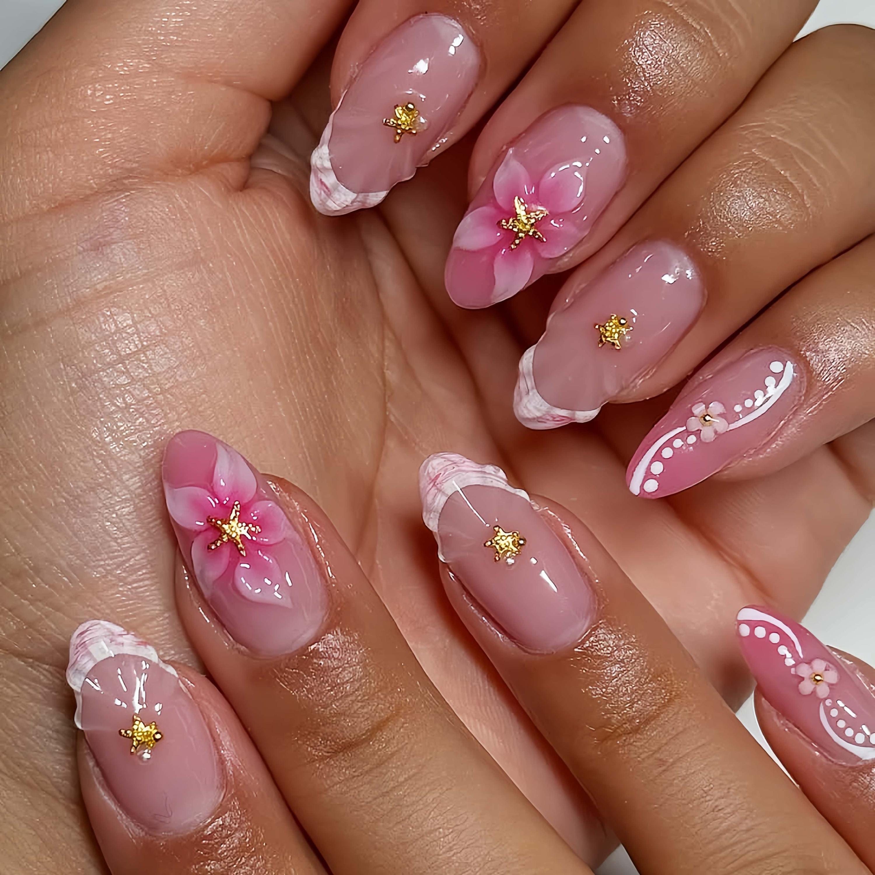 優雅なピンクの花のネイル、ウェディングネイル、手描きのジェルネイル