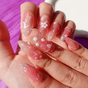 Creaciones de uñas con flores encantadoras, uñas 3D, uñas con brillo, uñas de fantasía, uñas exóticas