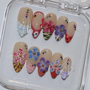 Bunte stilvolle rote Nägel, Hochzeitsnägel, handbemalte Gelnägel, Blumennägel, Weihnachtsnägel, Mandelpresse auf Nagel, Geschenk