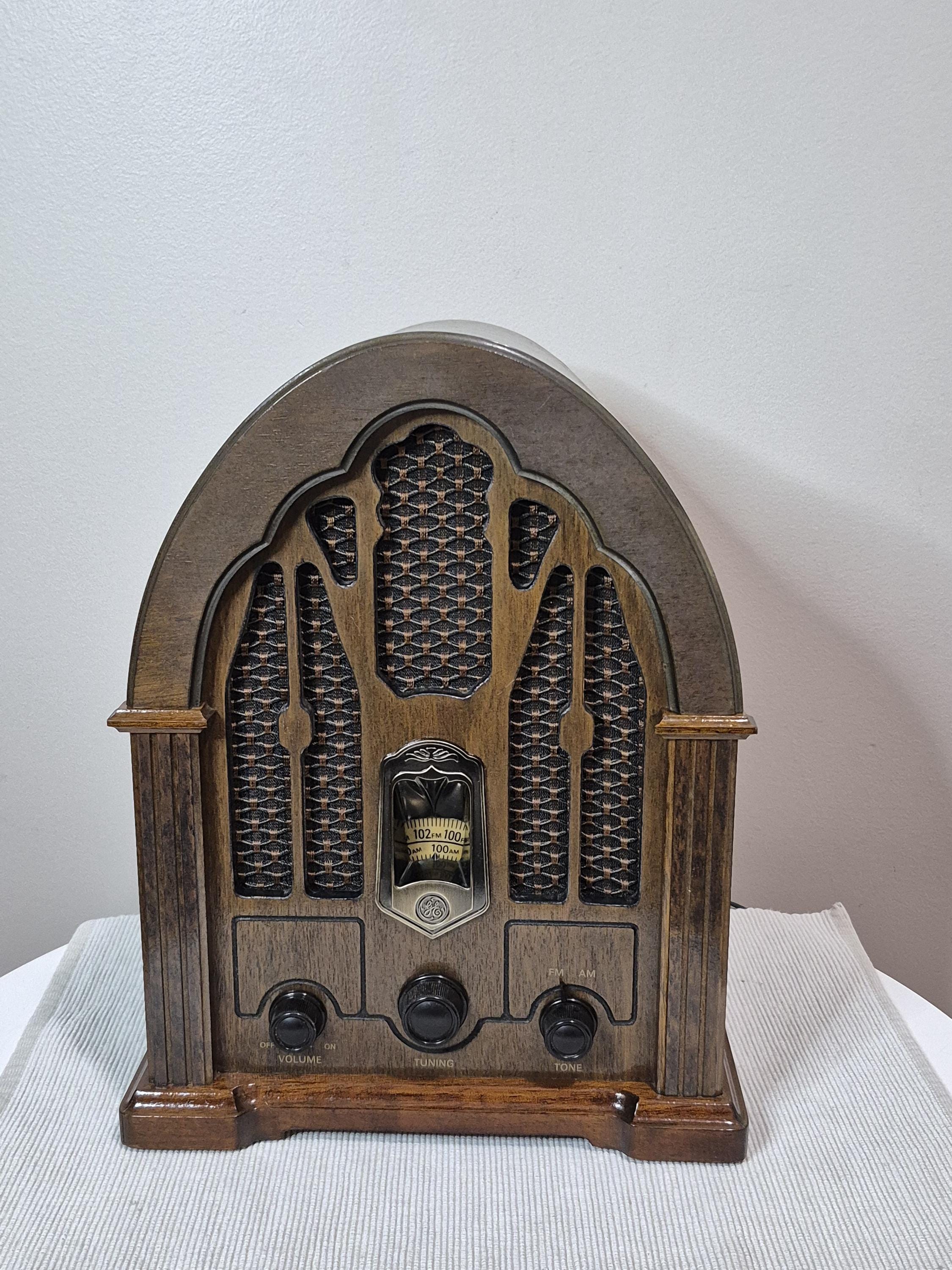 Vintage GE General Electric Model 7-4100JA Retro Cathedral AM FM