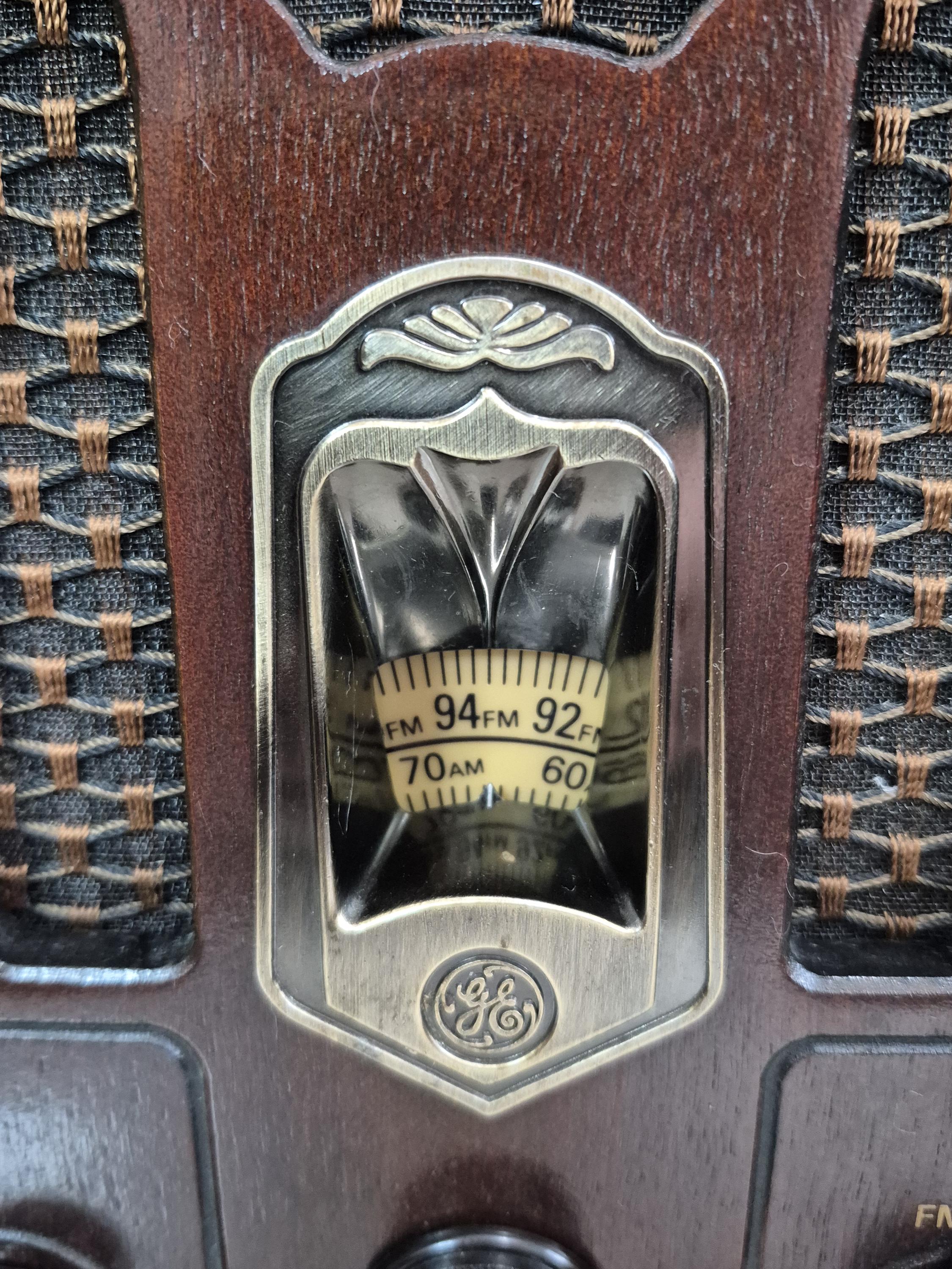 Vintage GE General Electric Model 7-4100JA Retro Cathedral AM FM