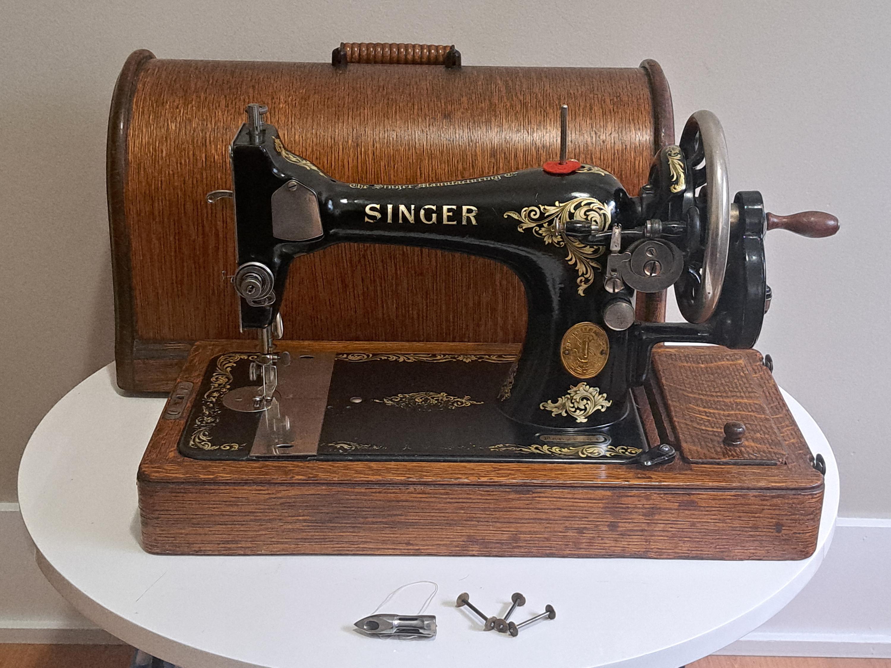 Vintage 1915 Singer 128K Hand Crank Sewing Machine With Bentwood