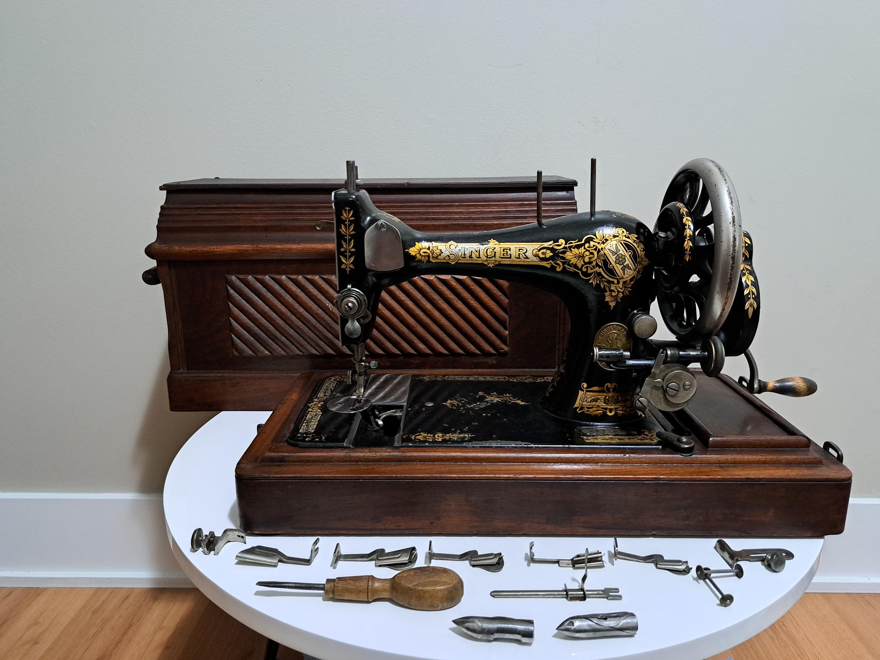 Vintage 1901 Singer 28K Hand Crank Sewing Machine With Coffin Box