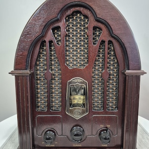 Vintage GE General Electric Model 7-4100JA Retro Cathedral AM FM