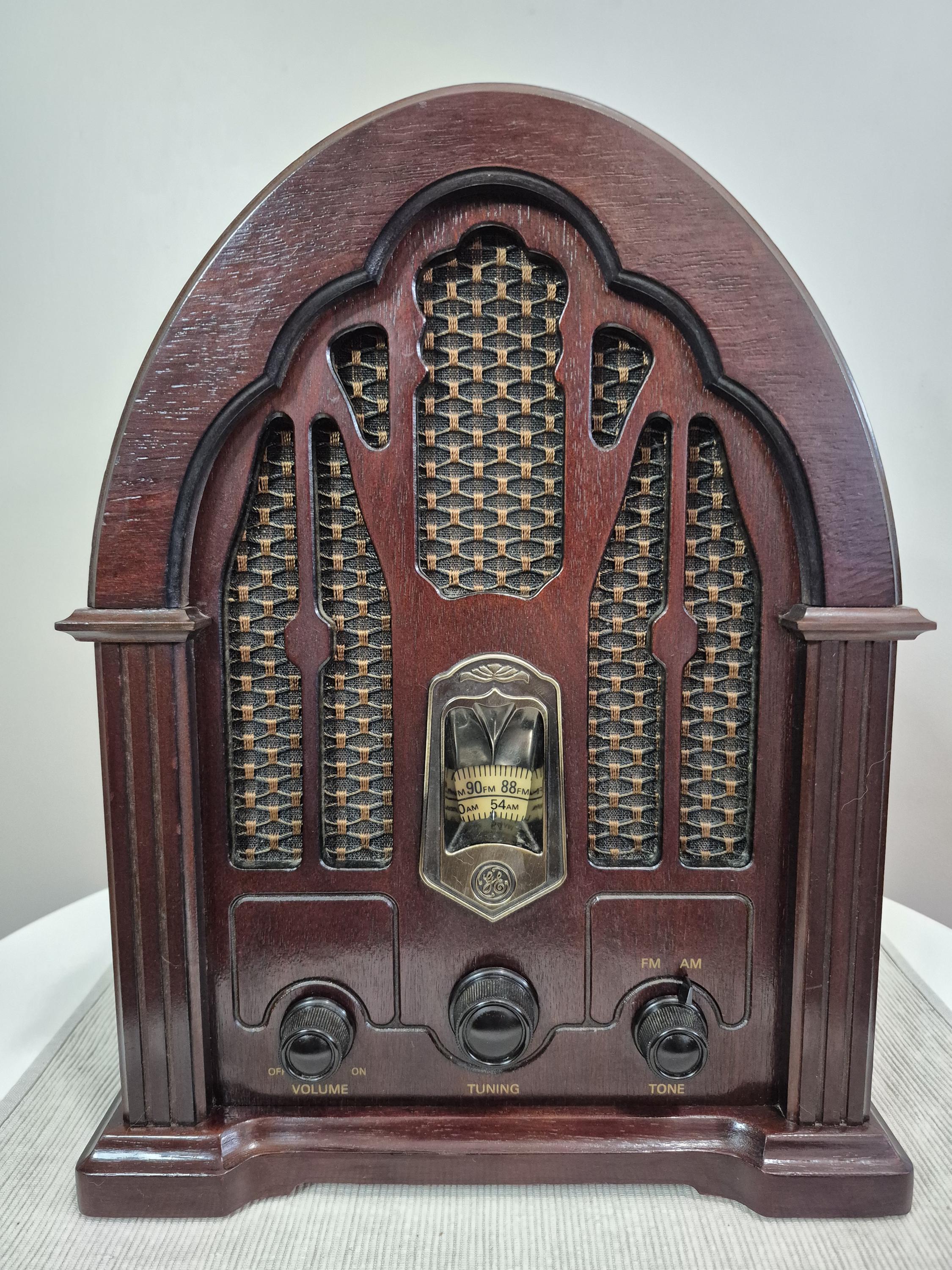 Vintage GE General Electric Model 7-4100JA Retro Cathedral AM FM